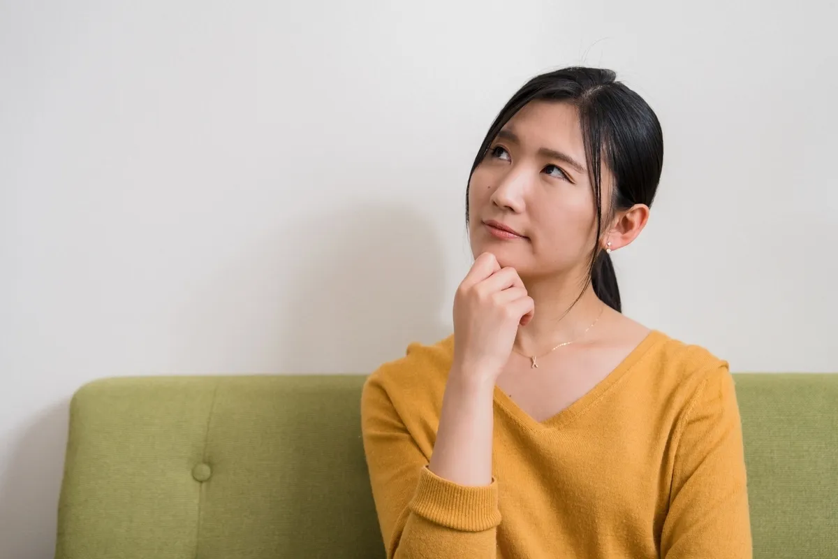 首を傾げる女性