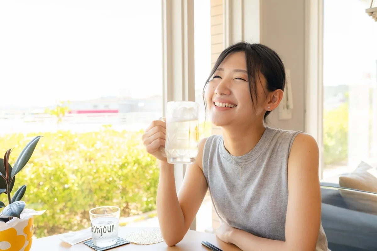 ハイボールを楽しむ女性
