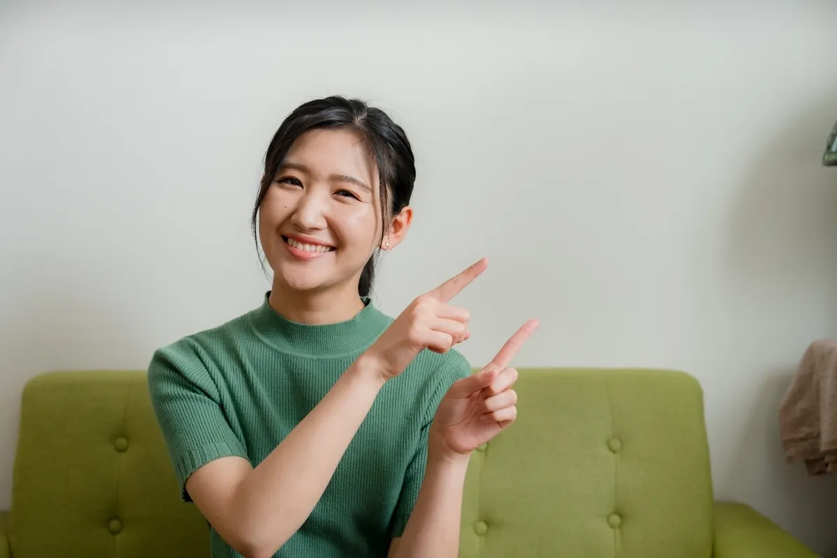 指差す女性