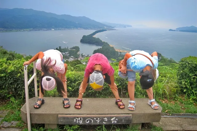 股のぞき