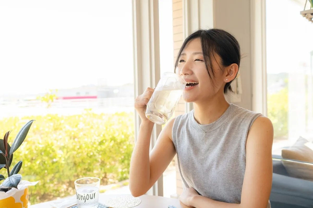 ハイボールを楽しむ女性