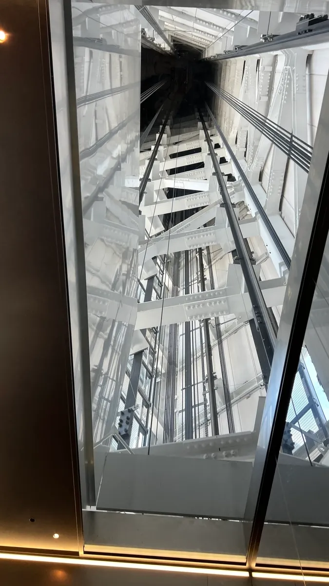 エレベーターの天井