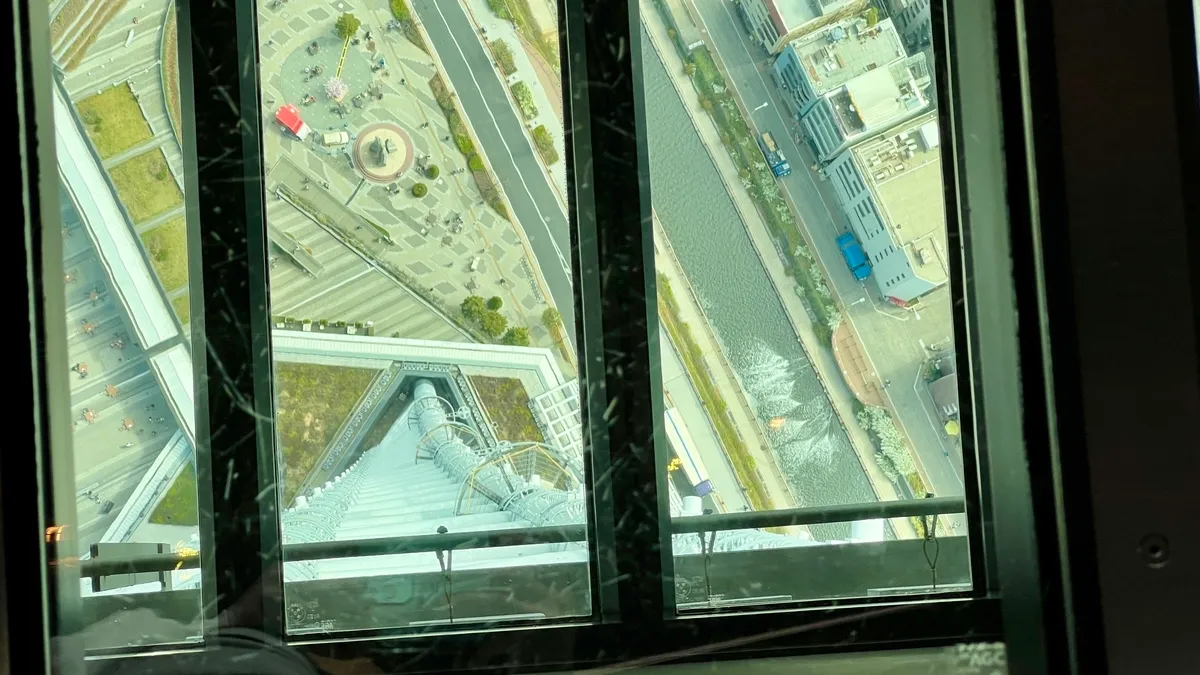 ガラス張りの床