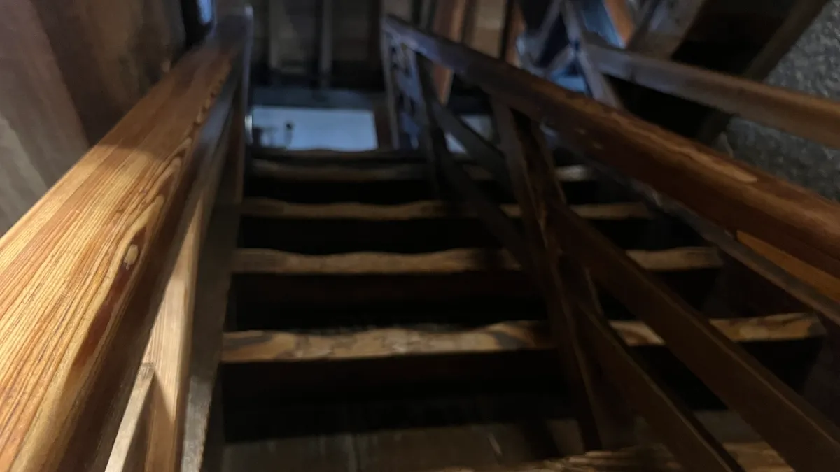 急角度の階段