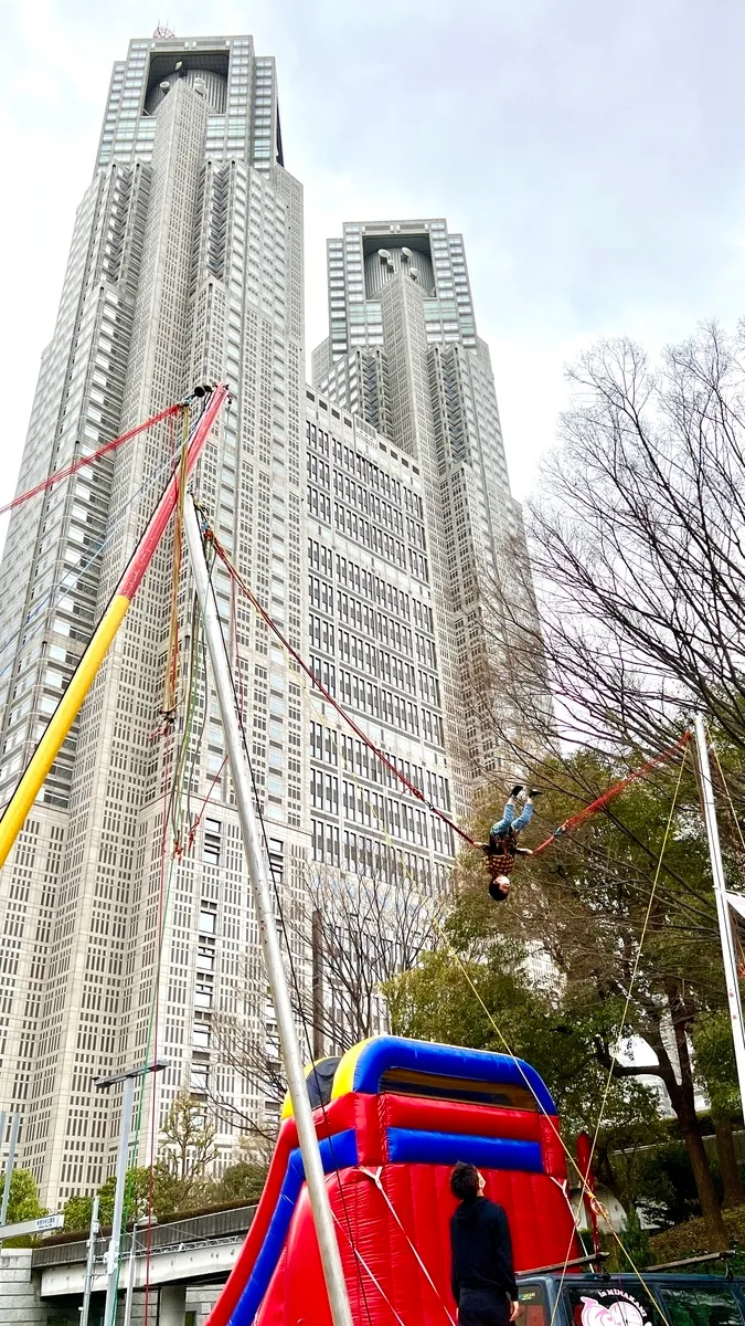 都庁とバンジートランポリン